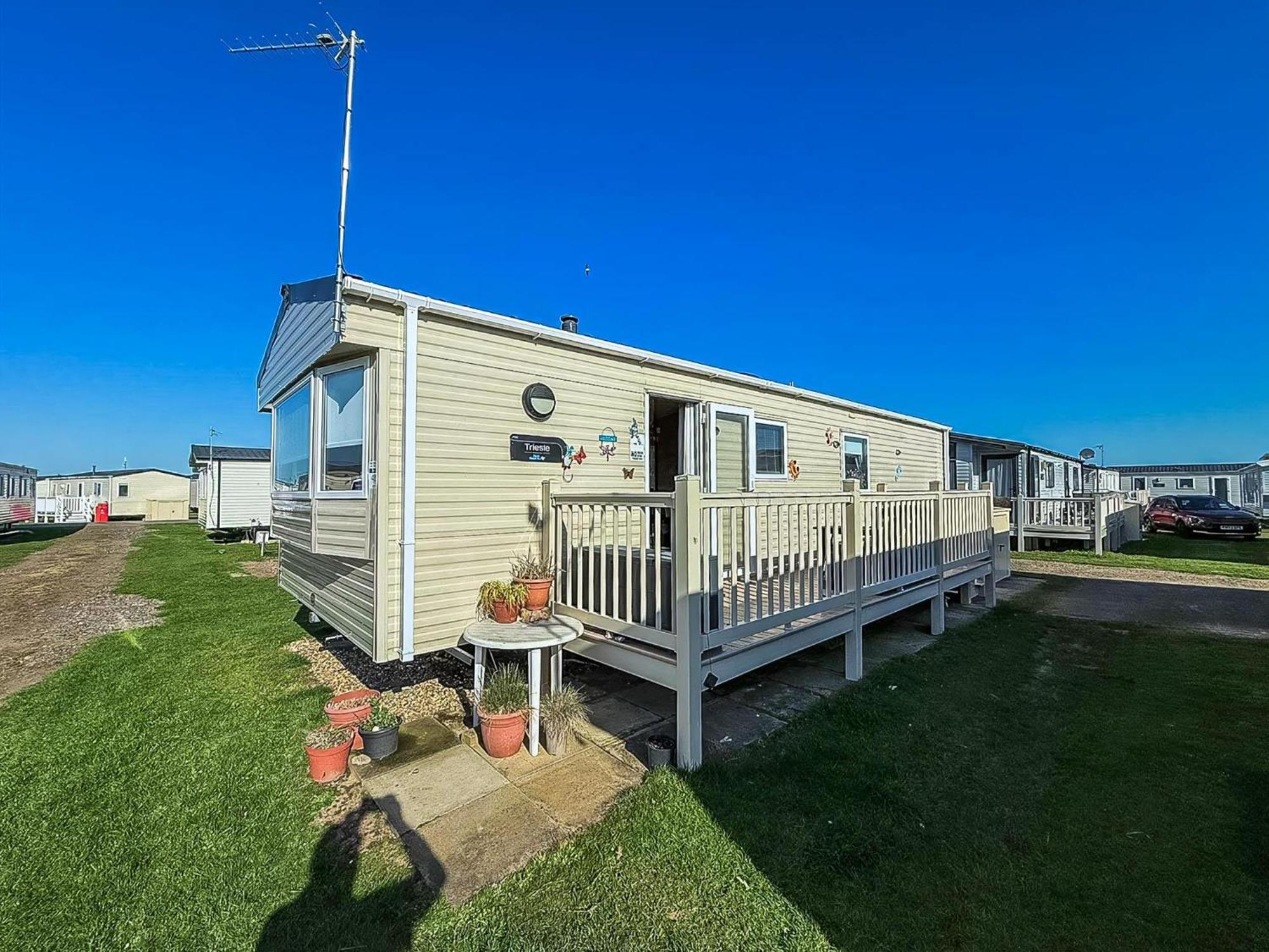 Lovely 6 Berth Caravan With Decking To The Side In Heacham Ref 21040E Exterior photo