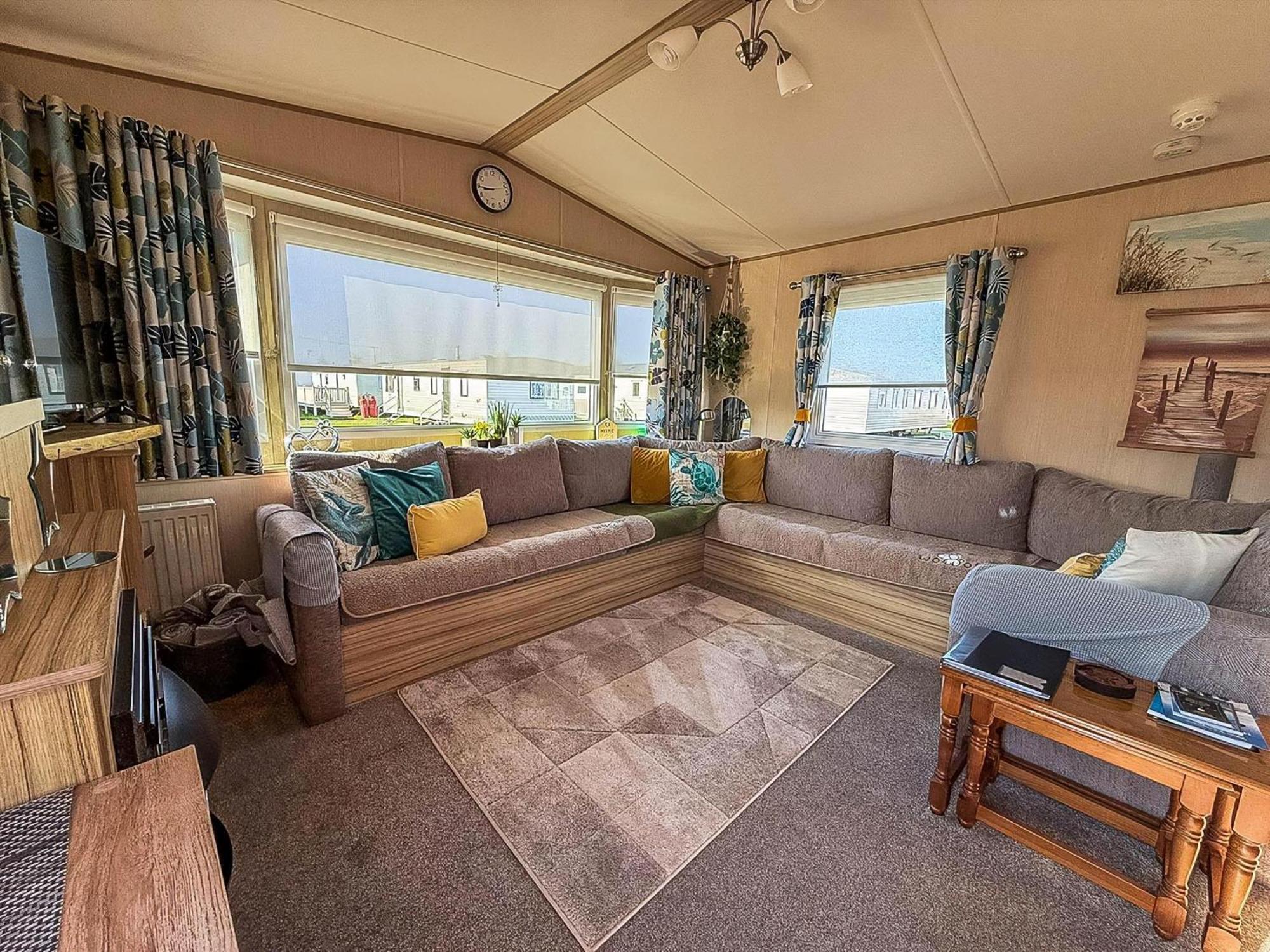 Lovely 6 Berth Caravan With Decking To The Side In Heacham Ref 21040E Exterior photo